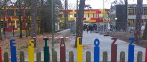 In Sicherheit. Zumindest vorerst. Die Pestalozzi-Schule am Hartmannsweilerweg in Zehlendorf darf jetzt doch erstmal wieder Schüler aufnehmen.