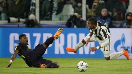 Douglas Costa wird von Serge Aurier elfmeterreif gefoult. Doch den anschließenden Strafstoß verschießt Gonzalo Higuain - es wäre zu diesem Zeitpunkt das 3:1 für Juve gewesen.
