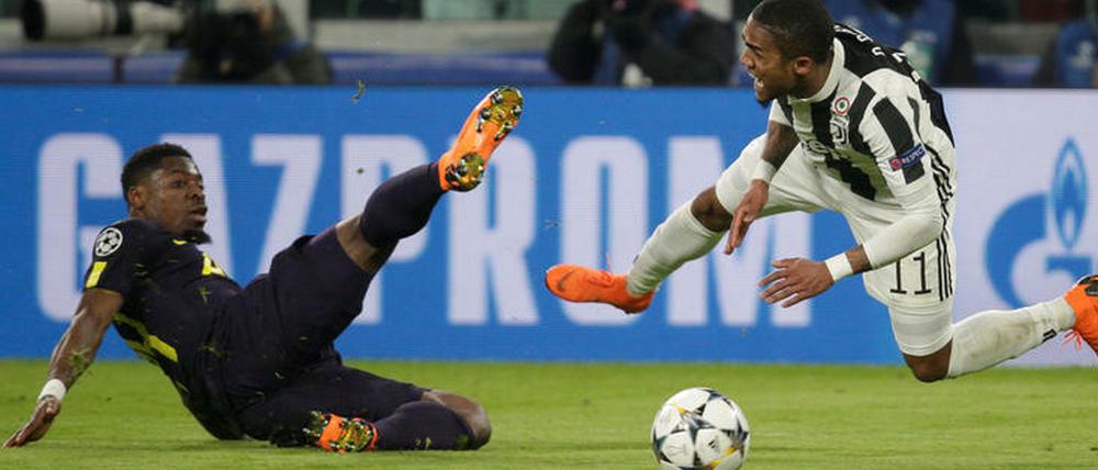 Douglas Costa wird von Serge Aurier elfmeterreif gefoult. Doch den anschließenden Strafstoß verschießt Gonzalo Higuain - es wäre zu diesem Zeitpunkt das 3:1 für Juve gewesen.