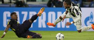 Douglas Costa wird von Serge Aurier elfmeterreif gefoult. Doch den anschließenden Strafstoß verschießt Gonzalo Higuain - es wäre zu diesem Zeitpunkt das 3:1 für Juve gewesen.