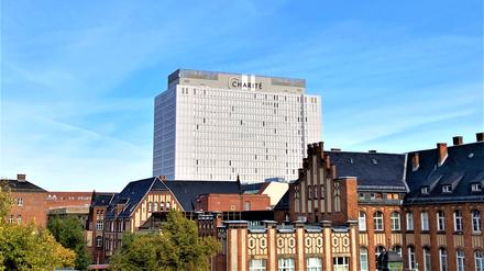 Der Bettenturm der Charité in Berlin-Mitte.