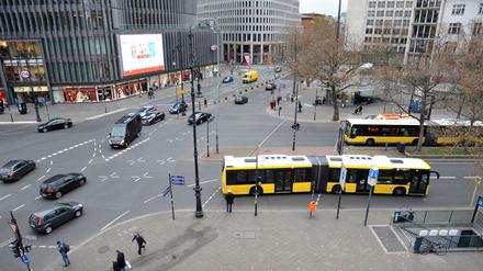 Baum gegen Bus. Am Ku'damm kommen sich Platanen und BVG-Gefährte zu nahe.