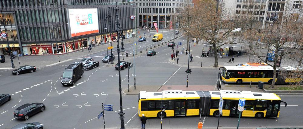 Baum gegen Bus. Am Ku'damm kommen sich Platanen und BVG-Gefährte zu nahe.