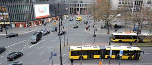 Baum gegen Bus. Am Ku'damm kommen sich Platanen und BVG-Gefährte zu nahe.