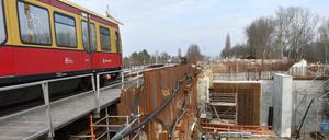 Eine S-Bahn passiert eine Brückenbaustelle am Karower Kreuz.