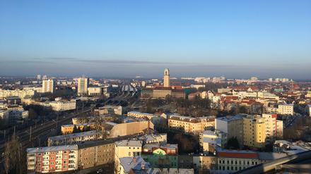 Spandau zu Füßen. Die weißen Wohnblocks am Horizont sehen aus wie Bergketten.