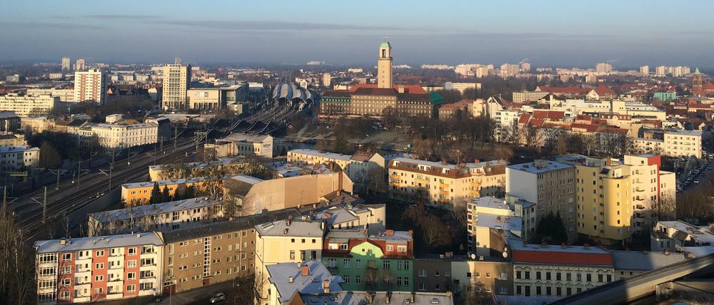 Spandau zu Füßen. Die weißen Wohnblocks am Horizont sehen aus wie Bergketten.