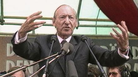 Vom Gefeierten zum Gefallenen. Der Österreicher und UN-Generalsekretär Kurt Waldheim wird 1986 mit seiner NS-Vergangenheit konfrontiert. 