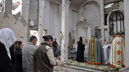 Gläubige haben sich in der schwer zerstörten Kirche von Deir al-Zor zu einer Messe versammelt. 