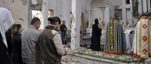 Gläubige haben sich in der schwer zerstörten Kirche von Deir al-Zor zu einer Messe versammelt. 