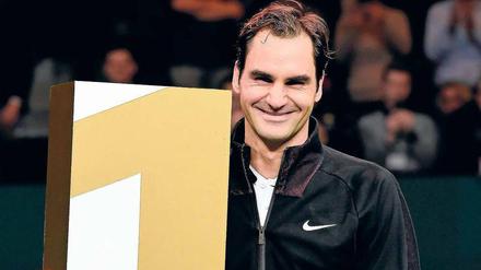 Siegerehrung vor dem Endspiel. Roger Federer bekam schon am Freitag nach seinem Viertelfinale in Rotterdam eine Trophäe überreicht. 