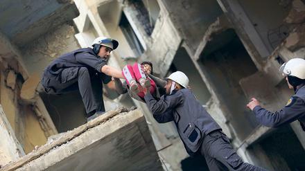Mitglieder der syrischen Zivilverteidigung evakuieren ein Kind während einer Trainingseinheit östlich der Hauptstadt Damaskus.