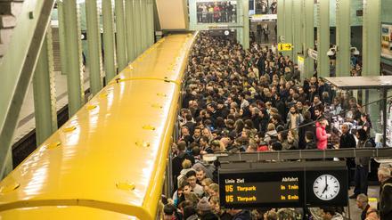 Einsteigen, dabeisein: Wenn alle fahren wollen oder müssen, wird es im Berliner Nahverkehr regelmäßig eng. Kostenloser Nahverkehr wäre für die Stadt eine große Herausforderung.