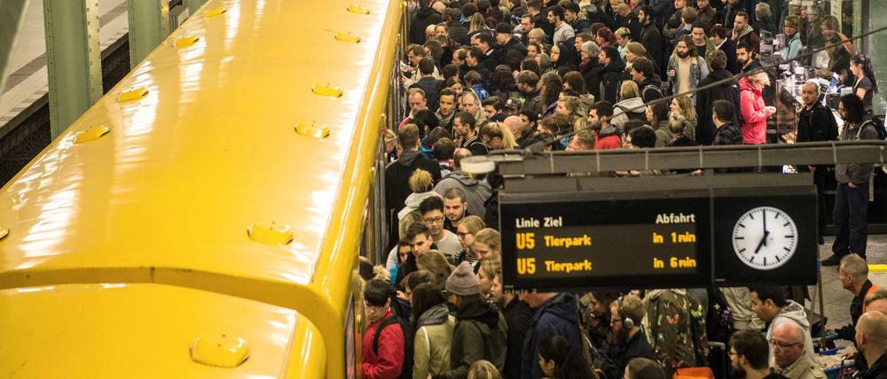 Einsteigen, dabeisein: Wenn alle fahren wollen oder müssen, wird es im Berliner Nahverkehr regelmäßig eng. Kostenloser Nahverkehr wäre für die Stadt eine große Herausforderung.