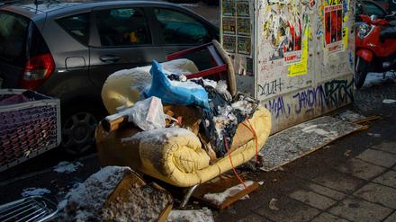 Sperrmüllhalden an den Straßen sind besonders in Neukölln ein Problem.