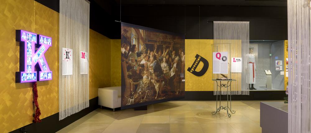 Im Ausstellungsraum sind die Buchstaben ungeordnet. Nach D-Depression kommt K-Konsum. 