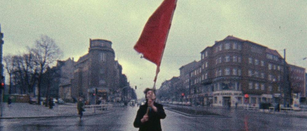 Ein Still aus "Farbtest Rote Fahne" von Gerd Conradt.