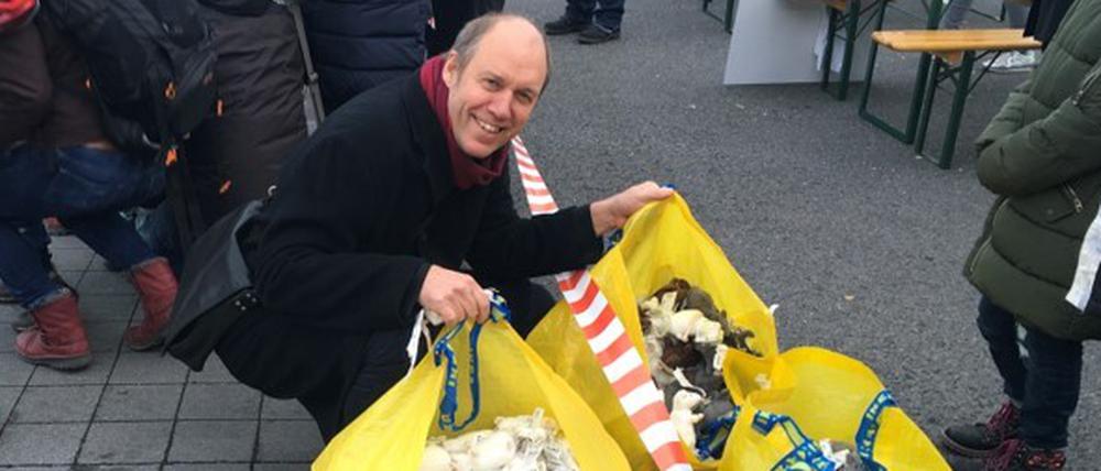 Johannes Hinkelammert freut sich über eine Spende des Möbelkonzerns IKEA an das "Rechenpaten"-Projekt. Investiert wurde das Geld sofort - in diesem Fall in Stoffmäuse, die beim Zählen helfen.