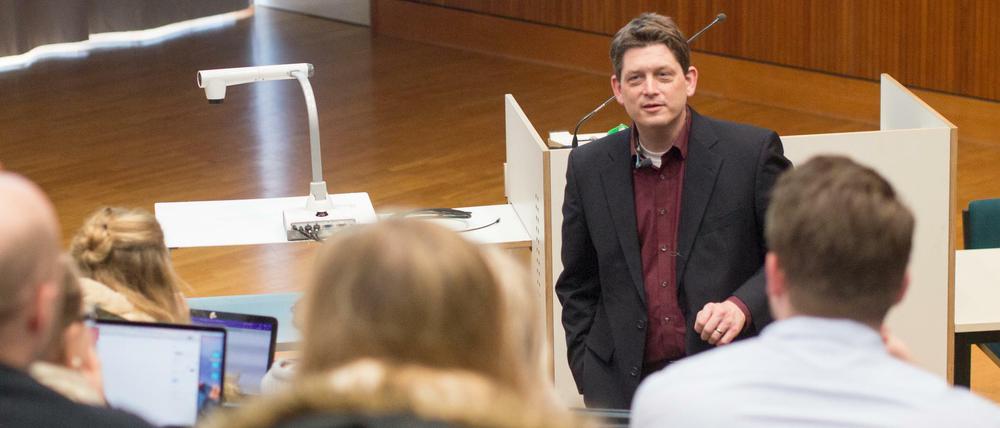 Nicht mehr bloß "learning by doing": Markus Helfen, Professor für Personalpolitik, will mehr über gute Lehre lernen. 