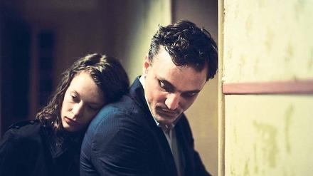 Gestrandet in Marseille. Marie (Paula Beer) und Georg (Franz Rogowski) warten auf ihre Ausreisepapiere.