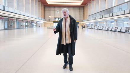 Chris Dercon auf dem Flughafen Tempelhof.