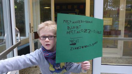 Schüler und Eltern protestieren gegen die geplante Schließung vor dem Eingang der Pestalozzi-Schule in Berlin-Zehlendorf.