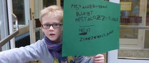 Schüler und Eltern protestieren gegen die geplante Schließung vor dem Eingang der Pestalozzi-Schule in Berlin-Zehlendorf.