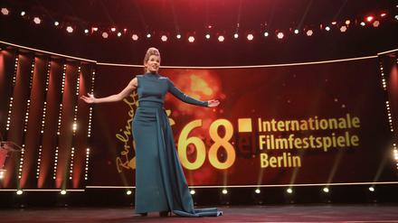 Große Gesten von Moderatorin Anke Engelke