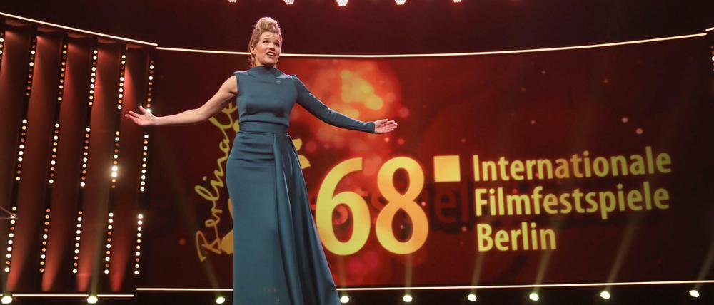Große Gesten von Moderatorin Anke Engelke