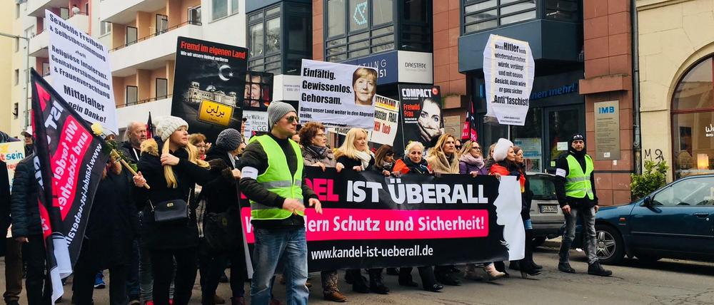 Da liefen sie noch: Die Teilnehmer vor der Blockade auf der Friedrichstraße.