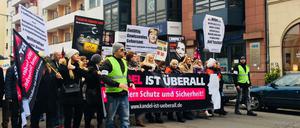 Da liefen sie noch: Die Teilnehmer vor der Blockade auf der Friedrichstraße.