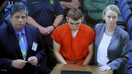 Der mutmaßliche Attentäter Nikolas Cruz bei seiner Anhörung vor dem Broward County Bezirksgericht neben seiner Pflichtverteidigerin Melisa McNeill. 