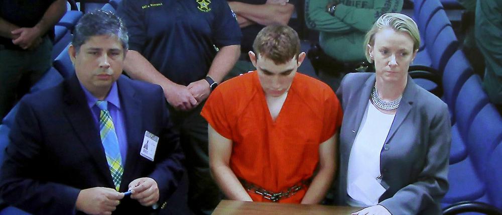 Der mutmaßliche Attentäter Nikolas Cruz bei seiner Anhörung vor dem Broward County Bezirksgericht neben seiner Pflichtverteidigerin Melisa McNeill. 