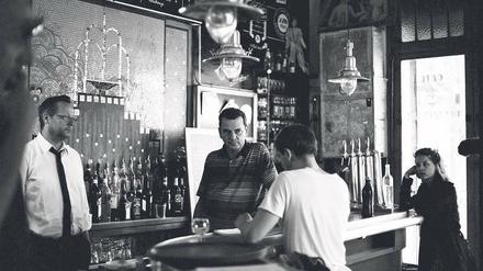 Auf dem Set in Marseille. Christian Petzold bei den Dreharbeiten, mit Matthias Brandt (l.) Franz Rogowski und Paula Beer. 