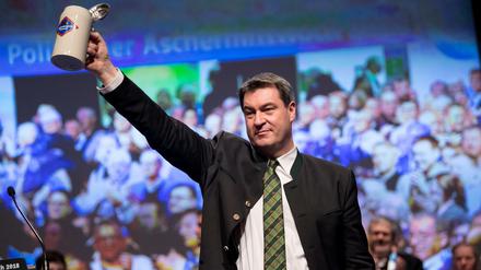 Markus Söder, Bierkrug und Jubel beim Politischen Aschermittwoch der CSU in Passau. 