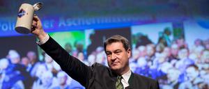 Markus Söder, Bierkrug und Jubel beim Politischen Aschermittwoch der CSU in Passau. 