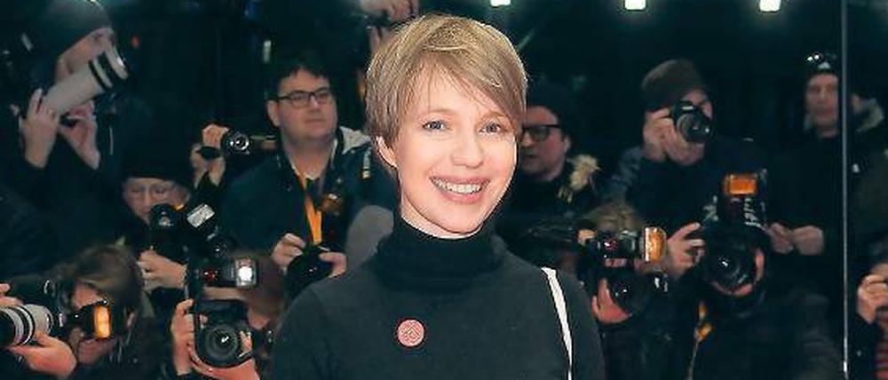 An den Füßen trug die Schauspielerin Anna Brüggemann Turnschuhe.