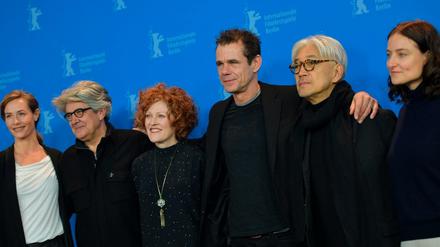Die Jury der 68. Berlinale (v.l.): Cécile de France, Chema Prado, Stephanie Zacharek, Jurypräsident Tom Tykwer, Ryuichi Sakamoto "Moonlight"-Produzentin Adele Romanski. 