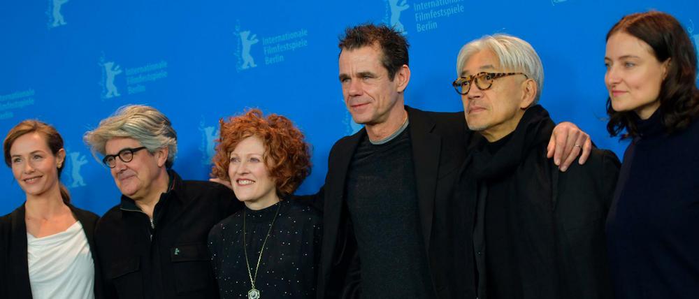 Die Jury der 68. Berlinale (v.l.): Cécile de France, Chema Prado, Stephanie Zacharek, Jurypräsident Tom Tykwer, Ryuichi Sakamoto "Moonlight"-Produzentin Adele Romanski.