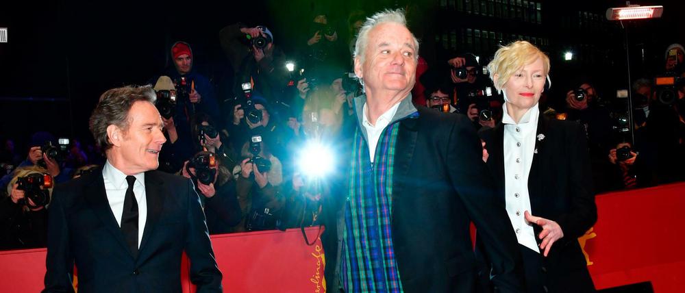 Die "Isle of Dogs"-Schauspieler Bryan Cranston, Bill Murray and Tilda Swinton (v.li.) auf dem roten Teppich vor dem Berlinale-Palast.