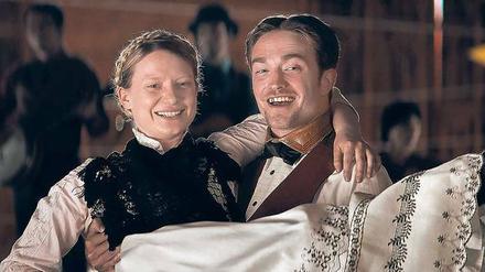 Penelope (Mia Wasikowska) und Samuel (Robert Pattinson) beim leidenschaftlichen Clog-Tanz. 