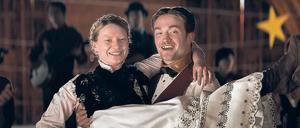 Penelope (Mia Wasikowska) und Samuel (Robert Pattinson) beim leidenschaftlichen Clog-Tanz.