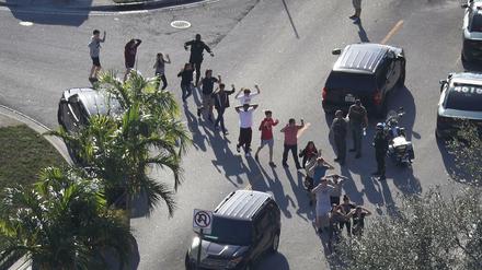 Begleitet von Polizisten verlassen Schüler der Marjory Stoneman Douglas High School in Parkland das Schulgebäude.