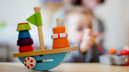 Ein Kind spielt in einer Berliner Kita. 