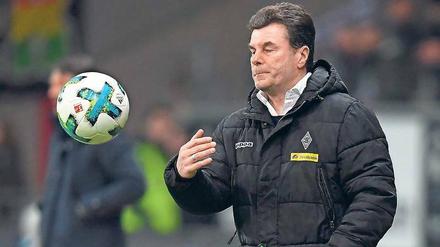 Mit verkniffenem Gesicht. Die jüngsten Auftritte von Borussia Mönchengladbach haben bei Trainer Dieter Hecking nicht gerade zu guter Laune geführt. Zuletzt verlor die Mannschaft drei Mal hintereinander und erzielte dabei kein Tor. 