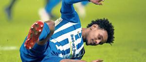 Bruchlandung. Hertha und Valentino Lazaro wollten hoch hinaus – und kassierten gegen Mainz eine bittere Niederlage. Foto: Hilse/dpa