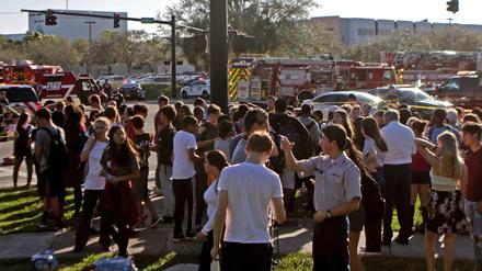 USA, Florida, Parkland: Schüler versammeln sich vor der Marjory Stoneman Douglas High School, nachdem dort tödliche Schüsse gefallen sind.