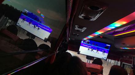 Immer alles im Blick. Selbst im Shuttle-Bus läuft noch Olympia.