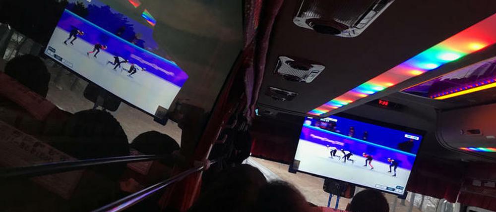 Immer alles im Blick. Selbst im Shuttle-Bus läuft noch Olympia.