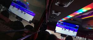 Immer alles im Blick. Selbst im Shuttle-Bus läuft noch Olympia.